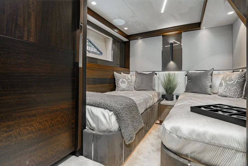 Slide: The Image of Sunseeker Manhattan 68 2023 - 50