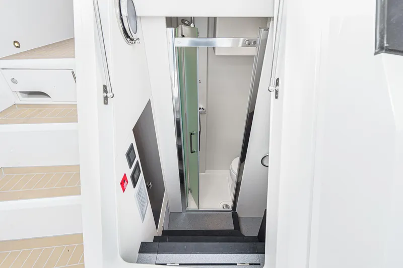 Slide: The Image of Sunseeker Manhattan 68 2023 - 54