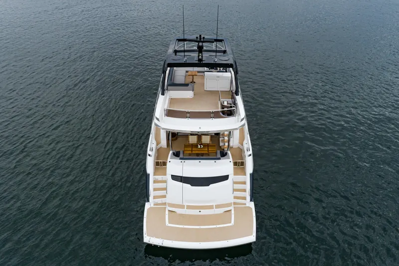 Slide: The Image of Sunseeker Manhattan 68 2023 - 6