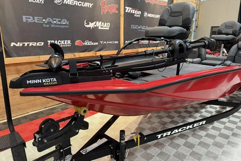 Slide: The Image of 2026 Tracker Pro Team 190 boat with Minn Kota Maxxum motor on display. - 12
