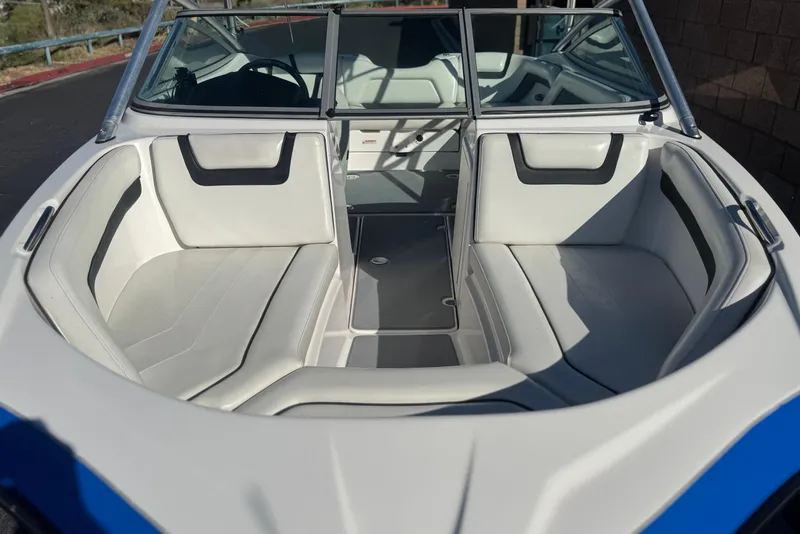 Slide: The Image of 2015 Yamaha Boats AR190 interior with white seating and windshield. - 10