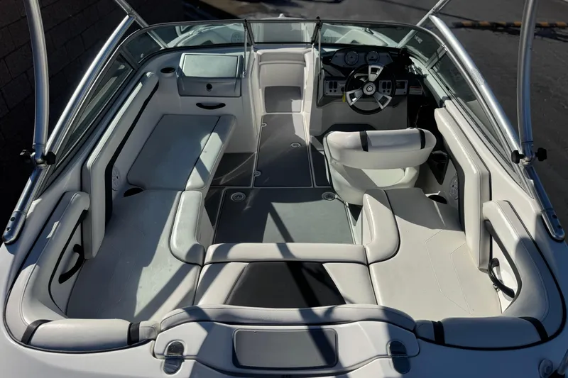 Slide: The Image of 2015 Yamaha Boats AR190 interior with white seating and steering console. - 9