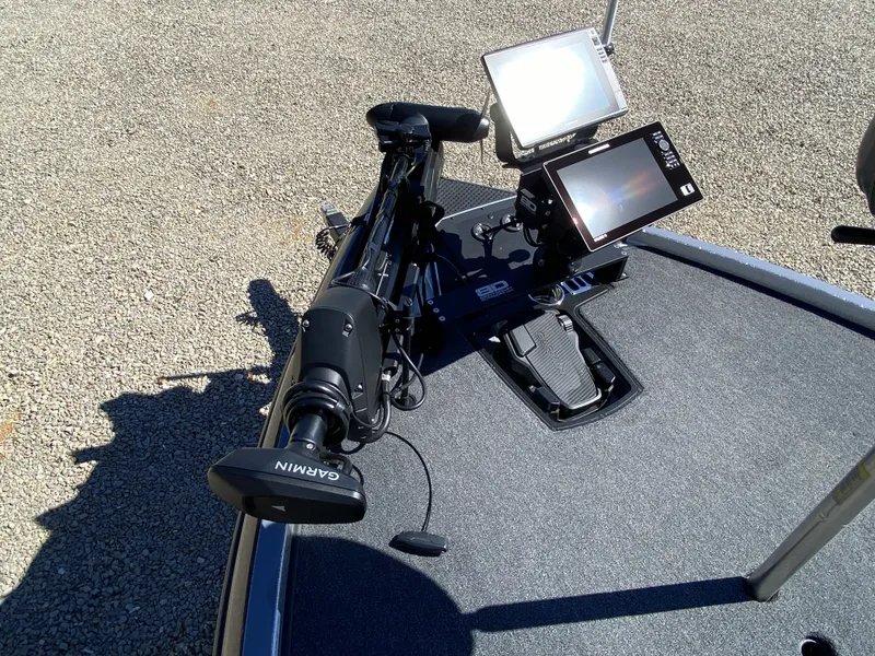 Slide: The Image of Ranger Z520R 2025 boat with Garmin technology and controls. - 12