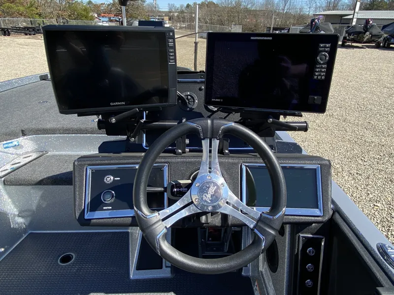 Slide: The Image of Ranger Z520R 2025 boat console with Garmin and Humminbird screens. - 4