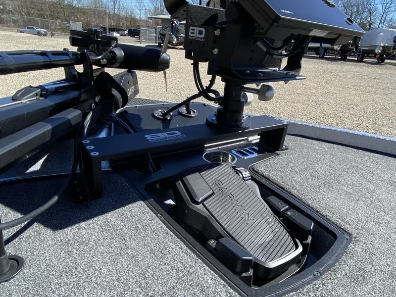 Slide: The Image of Ranger Z520R 2025 boat with Garmin control and 3D mount. - 6