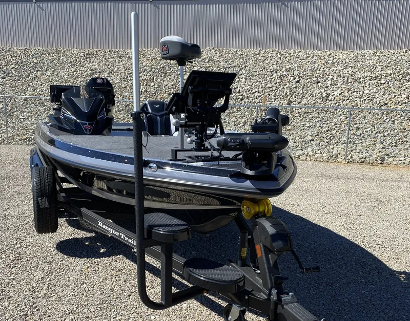 Slide: The Image of 2025 Ranger Z520R boat on trailer, front view. - 7