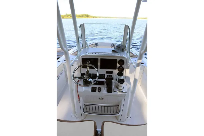 Slide: The Image of Stingray 236 CC 2025 - 12