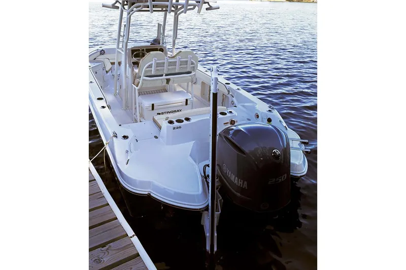 Slide: The Image of Stingray 236 CC 2025 - 20