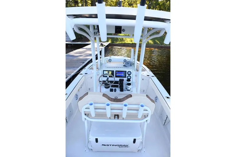 Slide: The Image of Stingray 236 CC 2025 - 9