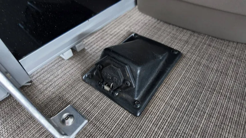 Slide: The Image of Tracker 20DLX Fishin Barge 2022 - 11