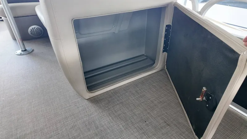 Slide: The Image of Tracker 20DLX Fishin Barge 2022 - 17