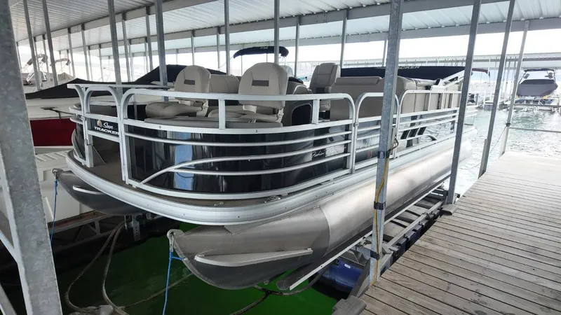 Slide: The Image of Tracker 20DLX Fishin Barge 2022 - 3