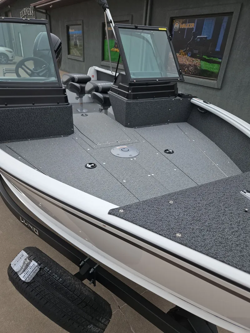 Slide: The Image of Lund 1800 Explorer Sport 2026 - 4