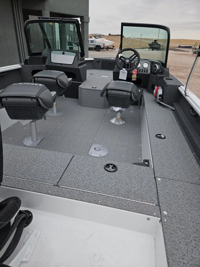 Slide: The Image of Lund 1800 Explorer Sport 2026 - 5