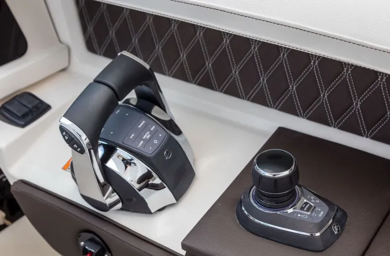 Slide: The Image of Sea Ray SLX 310 2026 - 7