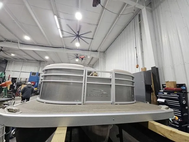 Slide: The Image of Bennington 21 SLX 2019 - 10