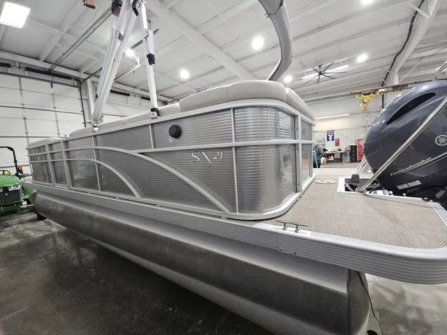 Slide: The Image of Bennington 21 SLX 2019 - 11