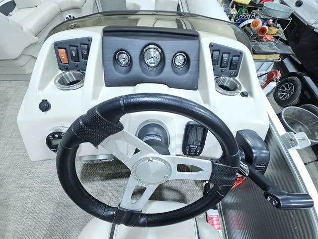 Slide: The Image of Bennington 21 SLX 2019 - 4