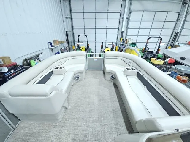 Slide: The Image of Bennington 21 SLX 2019 - 5