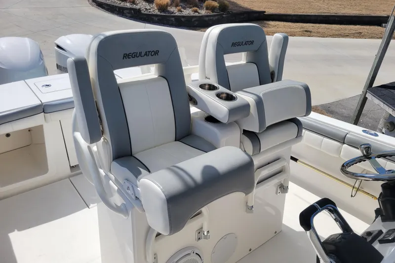Slide: The Image of 2018 Regulator 28 Forward Seating boat with dual cushioned seats and cup holders. - 8