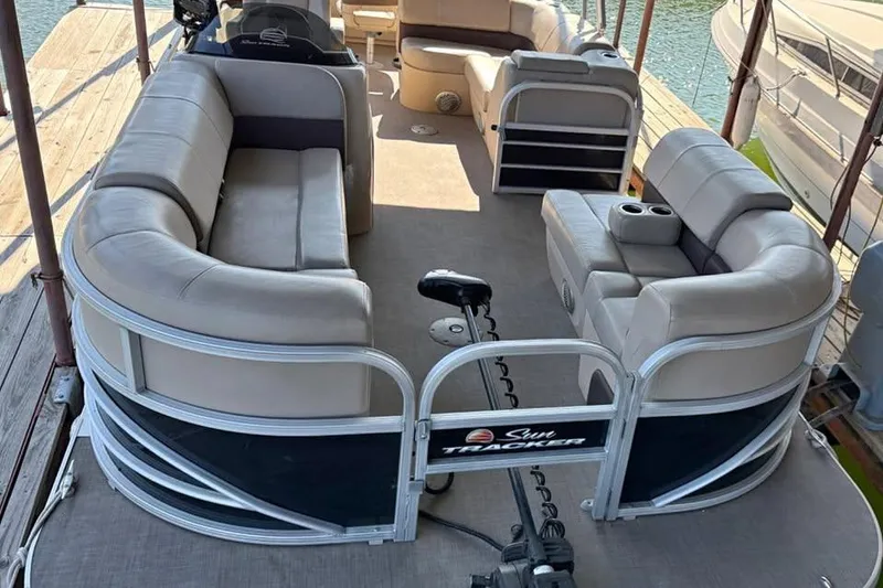 Slide: The Image of 2019 SunCatcher SF 22 XP3 pontoon boat with spacious seating and modern design. - 8