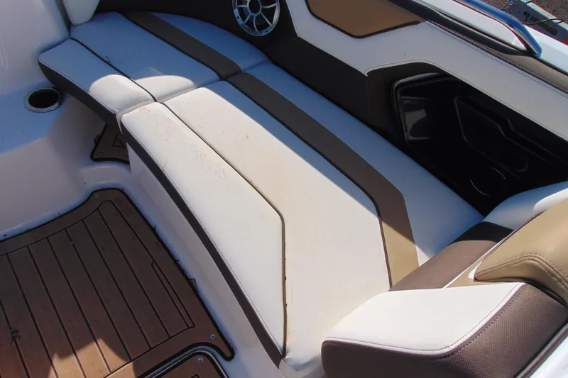 Slide: The Image of 2022 Yamaha Boats 212SE interior seating with brown and white upholstery. - 15