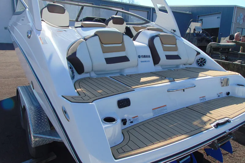 Slide: The Image of 2022 Yamaha Boats 212SE with sleek design and comfortable seating on a trailer. - 5
