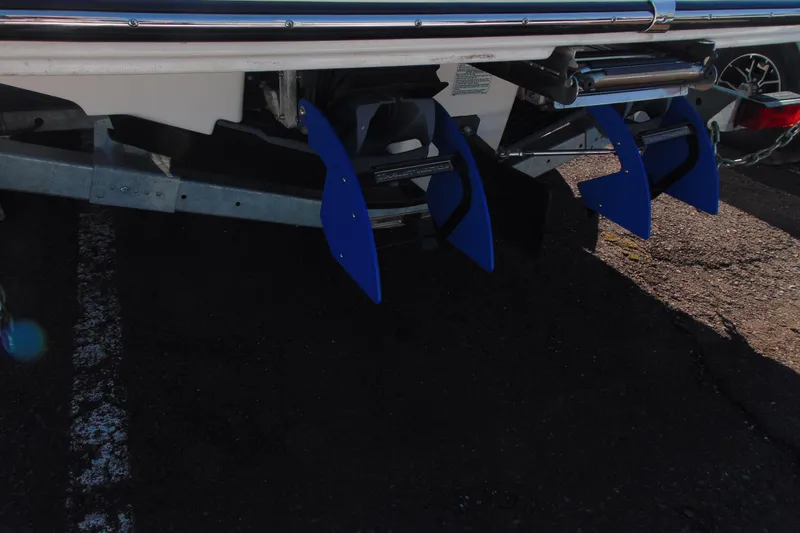 Slide: The Image of Rear view of 2022 Yamaha Boats 212SE with blue rudder attachments. - 6