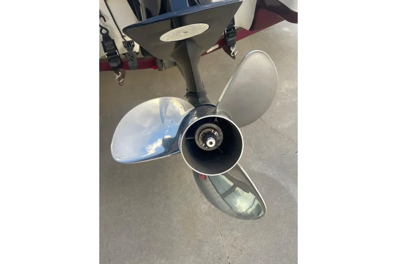 Slide: The Image of 2016 Nitro Z-7 Sport boat propeller, close-up view. - 9