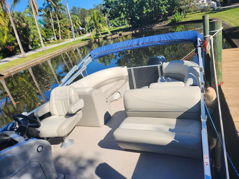 Slide: The Image of 2020 Cypress Cay Seabreeze 232 boat throttle control and steering wheel. - 4