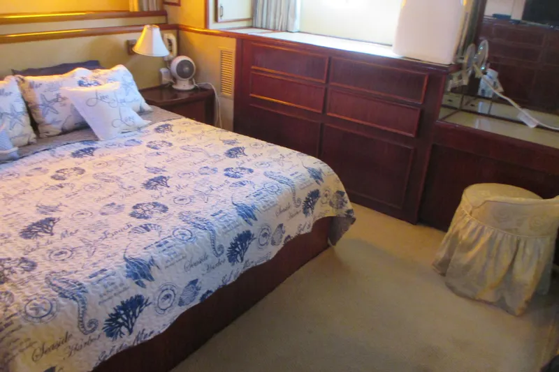 Slide: The Image of Cozy cabin with bunk beds on 1981 Hatteras 61 Motor Yacht. - 38