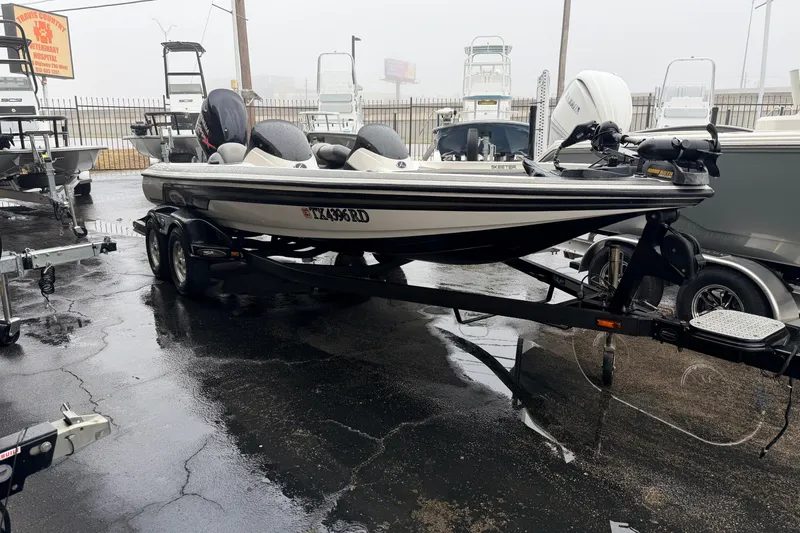 The Image of 2006 Skeeter 20i boat on trailer in a wet parking lot. - 1