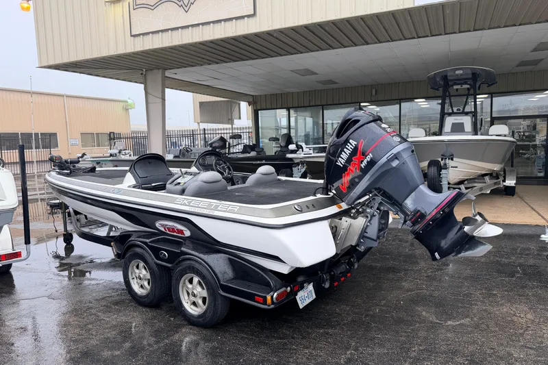 Slide: The Image of 2006 Skeeter 20i boat with Yamaha VMAX engine, parked at a dealership. - 3