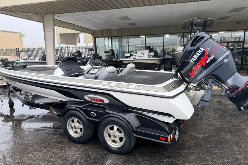 Slide: The Image of 2006 Skeeter 20i bass boat with Yamaha VMAX engine on a trailer. - 4