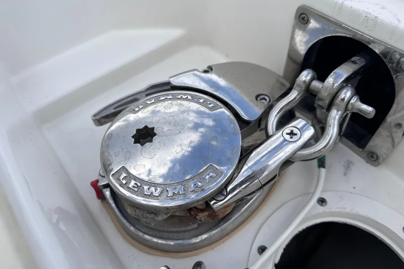 Slide: The Image of Close-up of Lewmar winch on 2020 NauticStar 25 XS boat deck. - 54