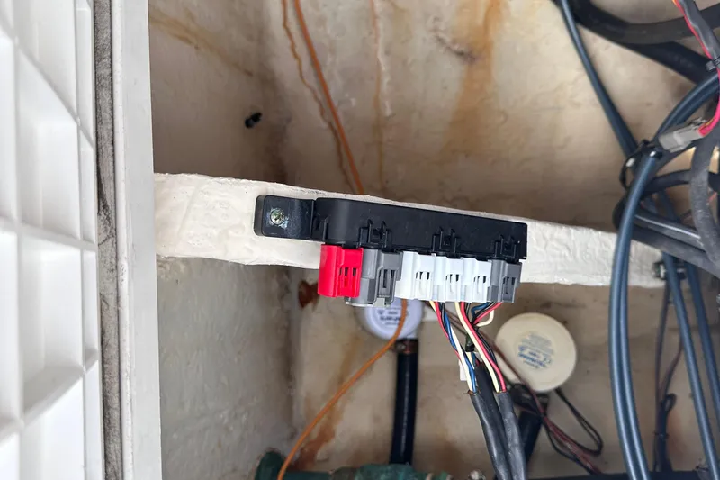 Slide: The Image of Electrical wiring and connectors inside a 2020 NauticStar 25 XS boat. - 89
