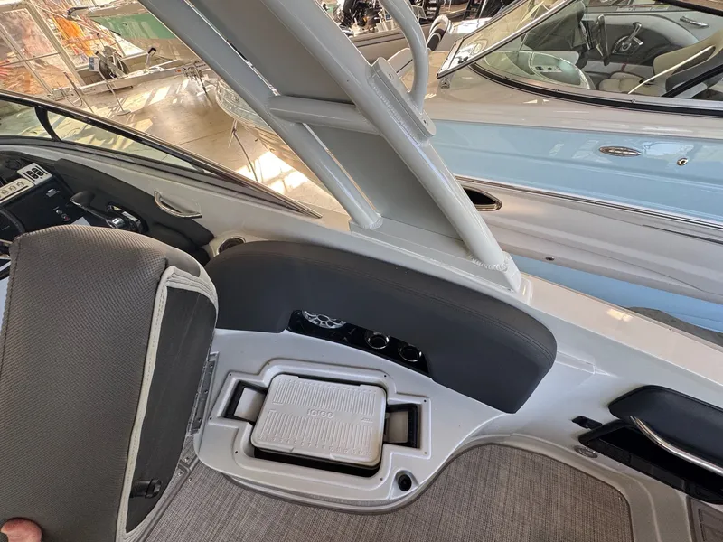 Slide: The Image of Crownline Boats 290SS 2025 - 13