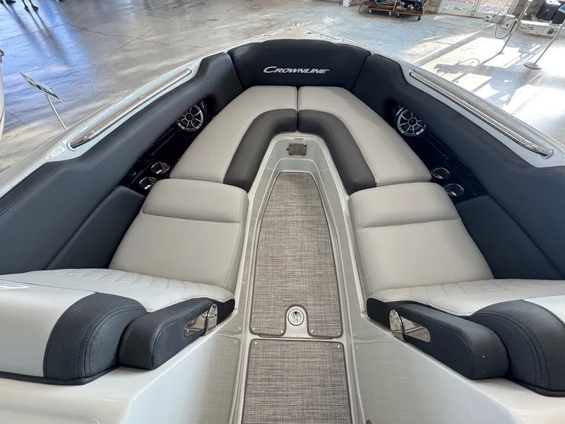 Slide: The Image of Crownline Boats 290SS 2025 - 6