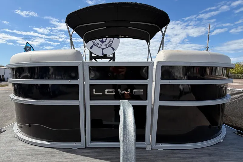 Slide: The Image of Lowe SS 210 2023 - 10