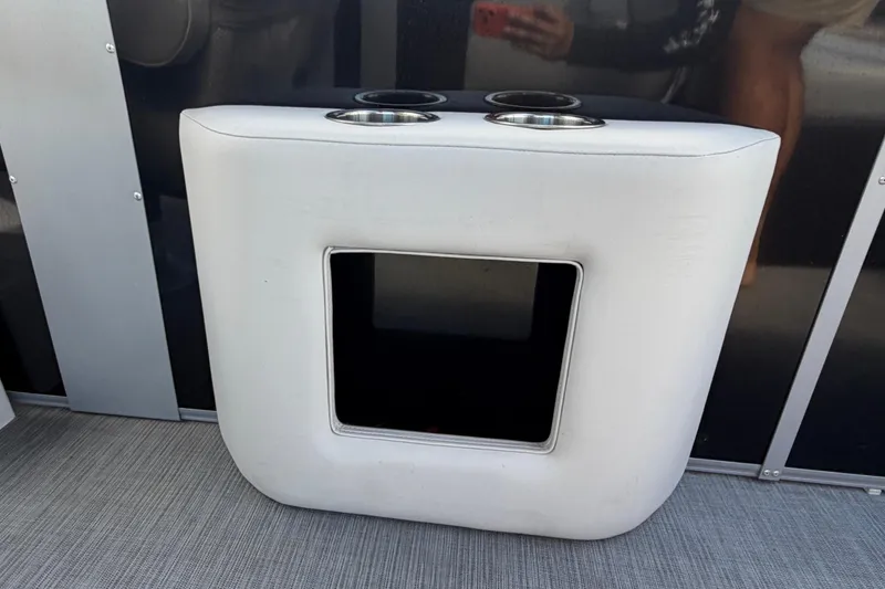 Slide: The Image of Lowe SS 210 2023 - 19