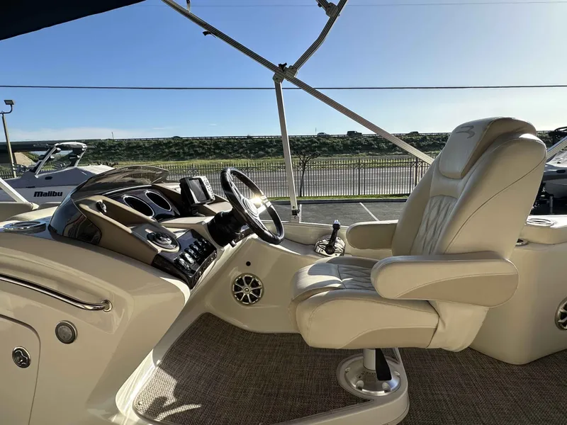 Slide: The Image of Bennington 2550 RCL ESP 2013 - 16