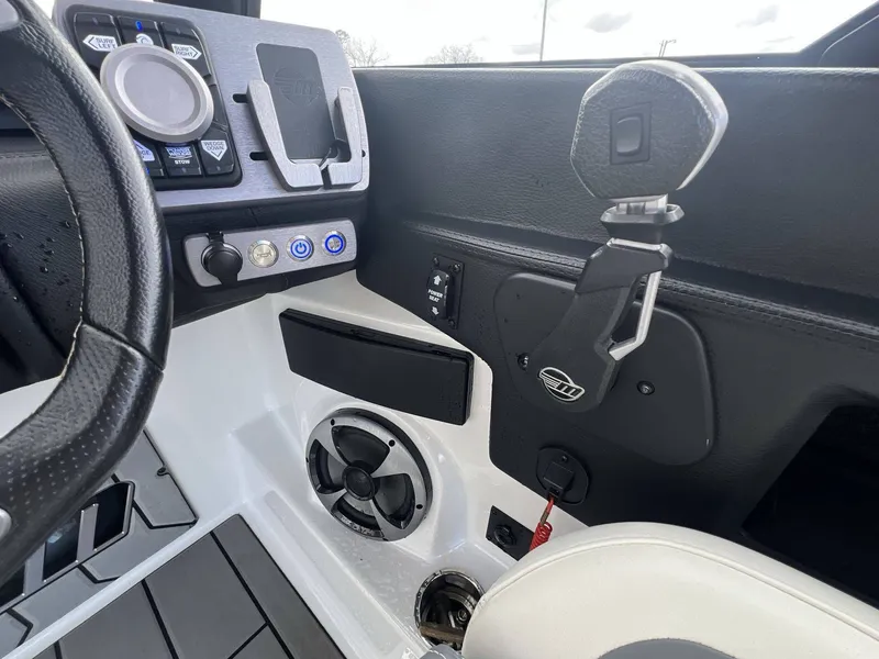 Slide: The Image of Malibu Wakesetter 23 MXZ 2021 - 110