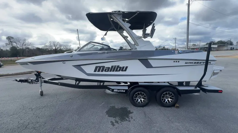 Slide: The Image of Malibu Wakesetter 23 MXZ 2021 - 31