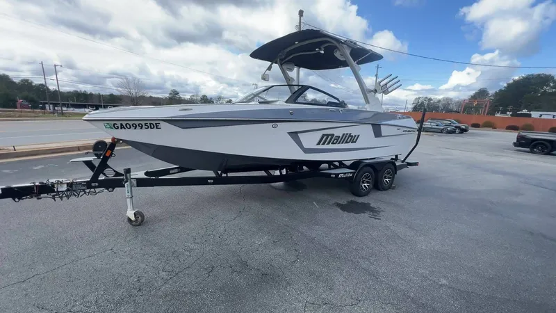 Slide: The Image of Malibu Wakesetter 23 MXZ 2021 - 33