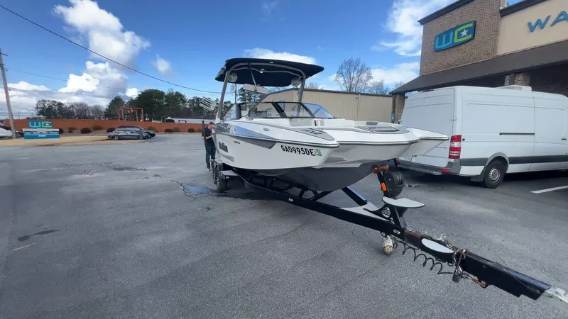 Slide: The Image of Malibu Wakesetter 23 MXZ 2021 - 8