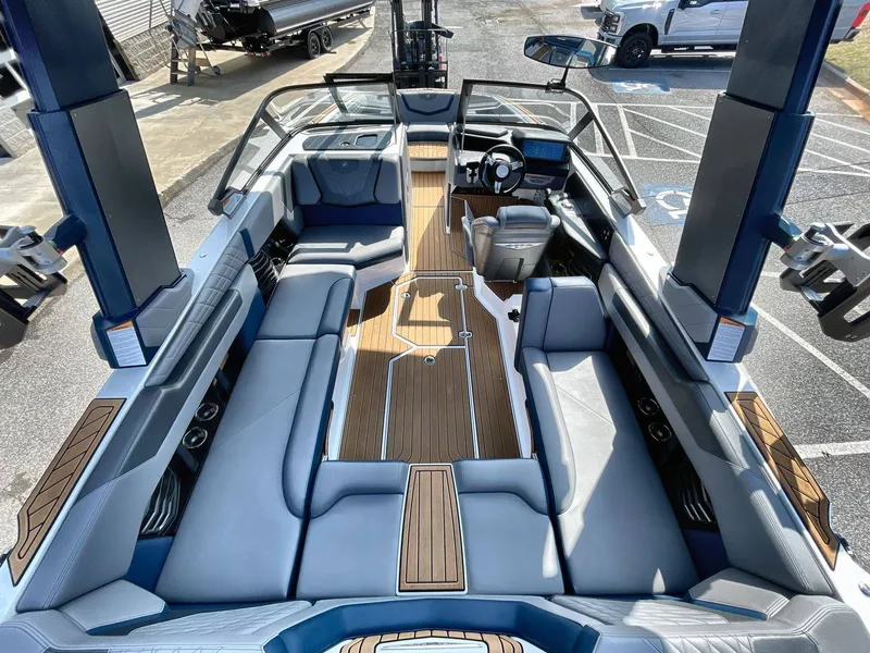 Slide: The Image of Nautique G23 2022 - 23