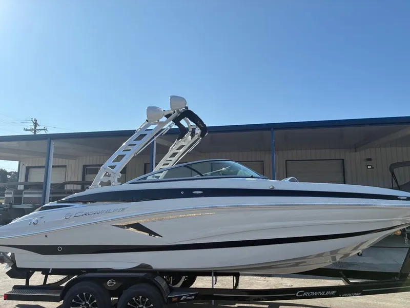 The Image of Crownline Boats Eclipse E255 2026 - undefined