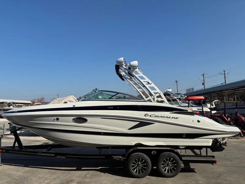 Slide: The Image of Crownline Boats Eclipse E255 2026 - 14
