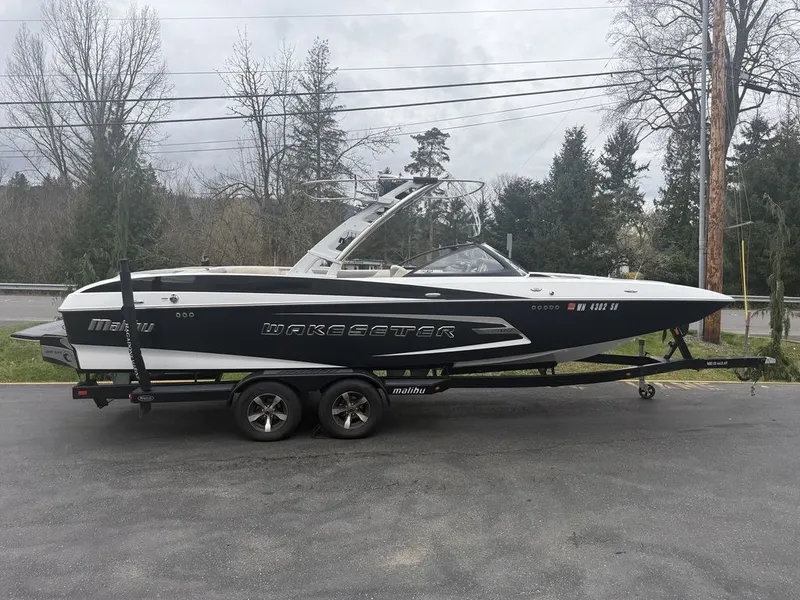 Slide: The Image of Malibu Wakesetter 24 MXZ 2014 - 2