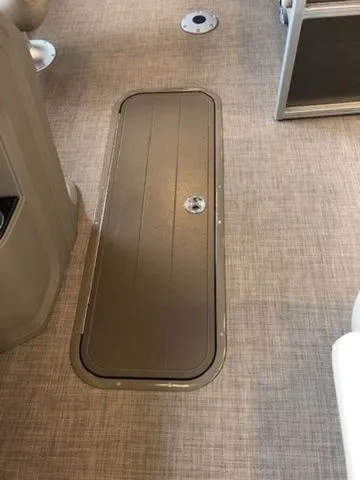 Slide: The Image of Sun Tracker PB 22RF XP3 2025 - 12